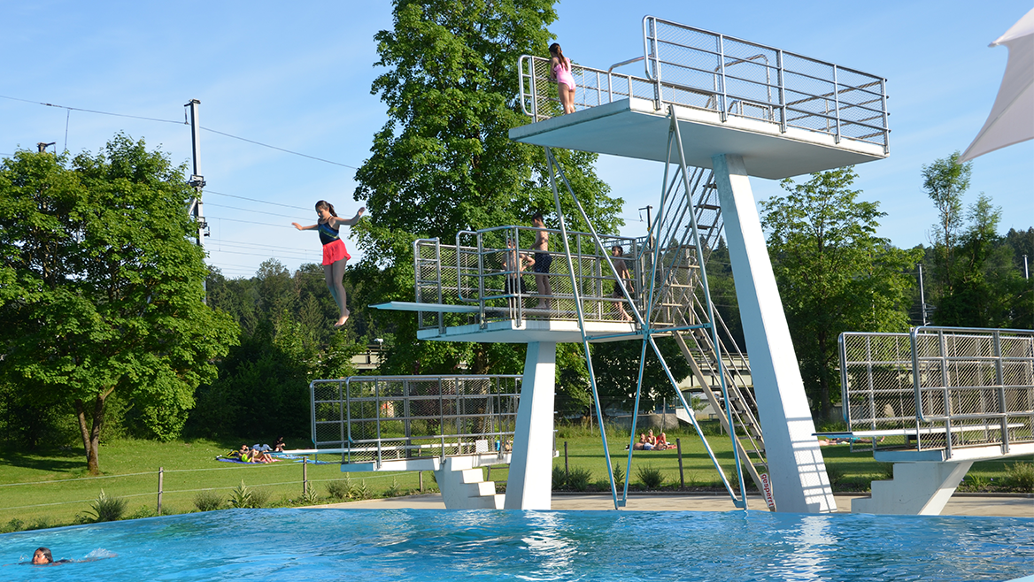 Sprungturm und tiefes Becken