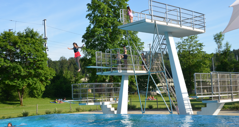 Sprungturm und tiefes Becken